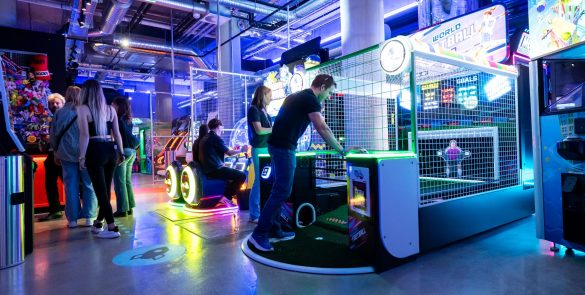 Arcade-Area mit bunten Spielstationen - Ein Ort, an dem Innovation auf Spielkultur trifft: Electric Social begeistert mit moderner Arcade-Atmosphäre – möglich gemacht durch MBG-Finanzierung.