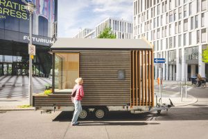 Mobiler Meetingraum TINY SPACE auf Anhänger in der Stadt – flexible Meetingbox für Events, Expansion mit MBG-Beteiligung finanziert