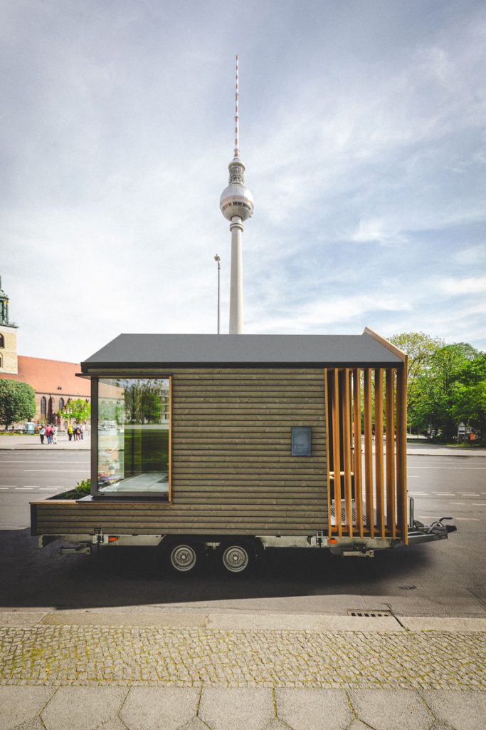 TINY SPACE mobiler Meetingraum in Berlin mit Fernsehturm – ruhiger Raum für Meetings auf Messen und Veranstaltungen