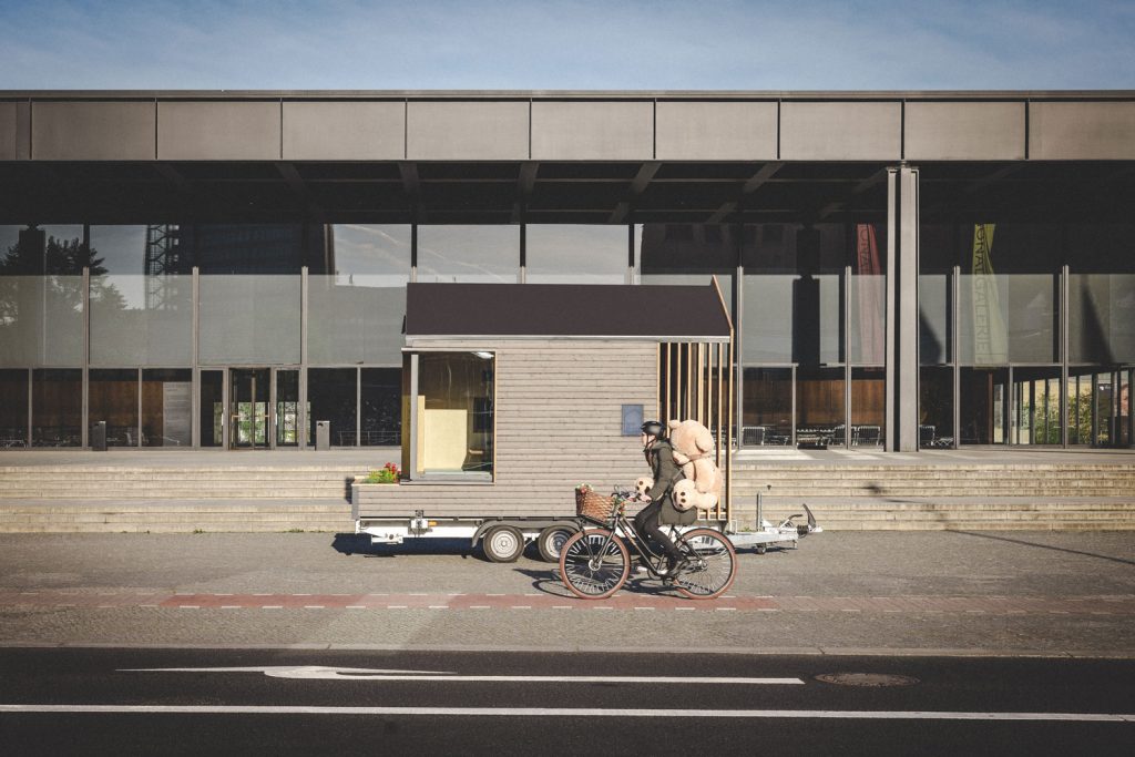 TINY SPACE als mobiler Meetingraum vor Veranstaltungslocation – flexibel einsetzbare Meetingbox für Roadshows und Events