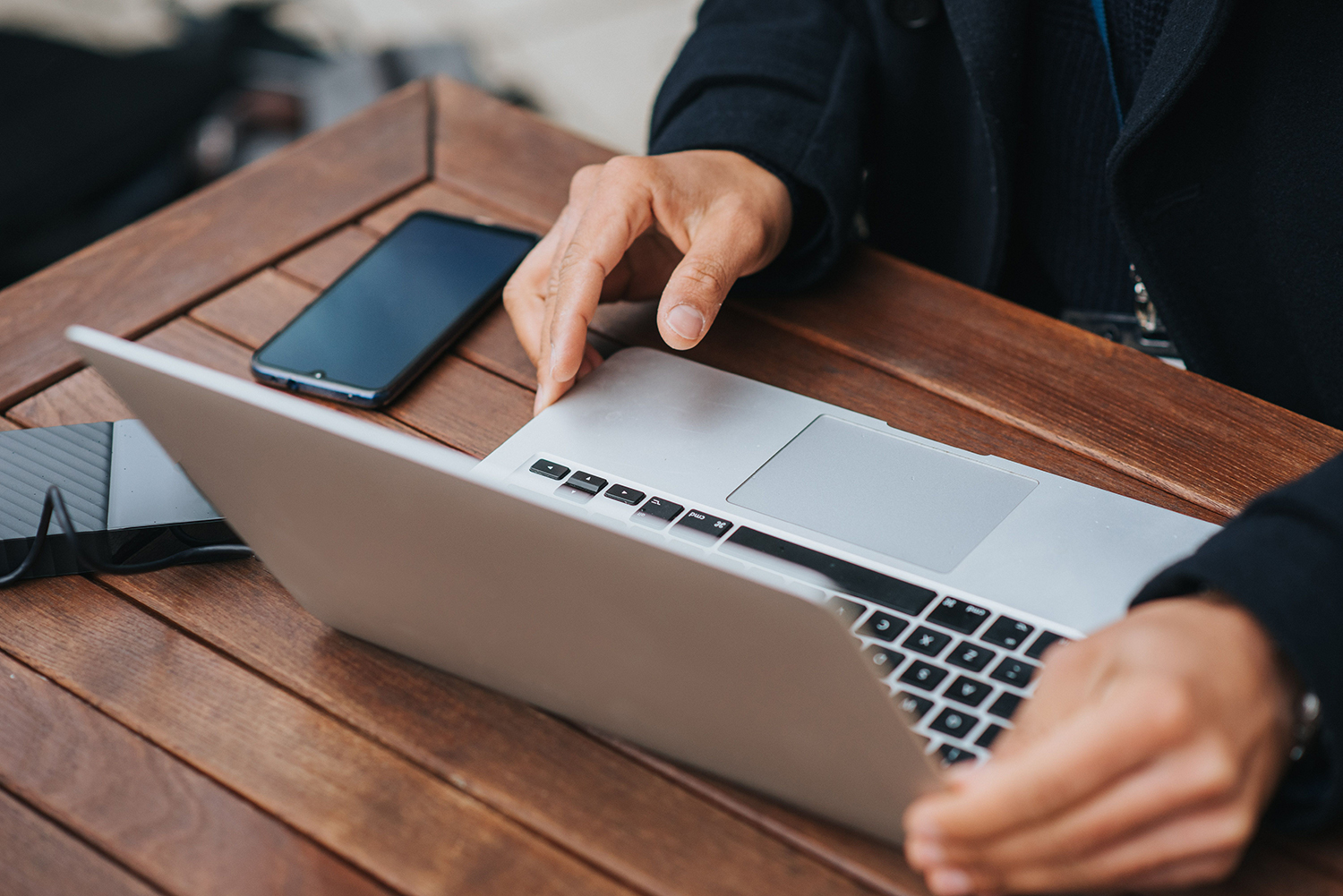 Ein Geschäftsmann an seinem Laptop der sich Informationen zur Insolvenzwelle ansieht
